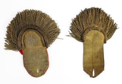 ÉQUIPEMENTS. Paire d'épaulettes dépareillées...
