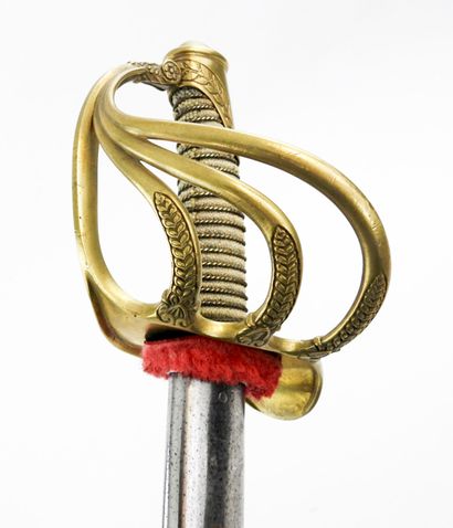 ARMES BLANCHES. Sabre d'officier de cavalerie...