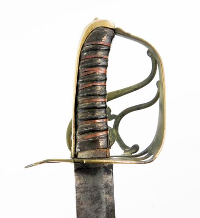 ARMES BLANCHES. Sabre d'officier subalterne...
