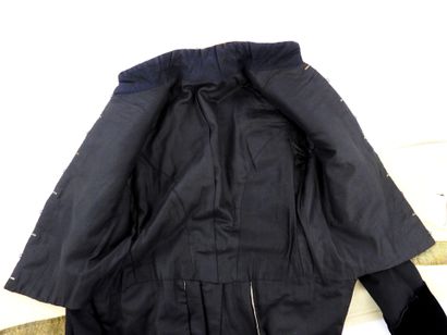 UNIFORMES. SUÈDE. Habit brodé de la cour...