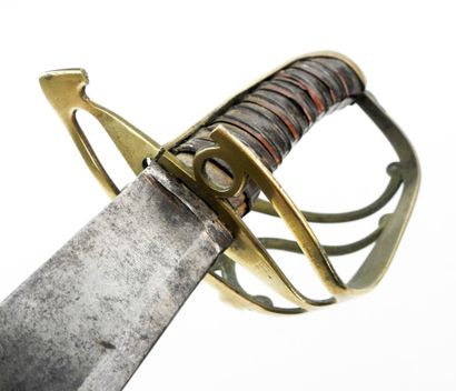 ARMES BLANCHES. Sabre d'officier subalterne...