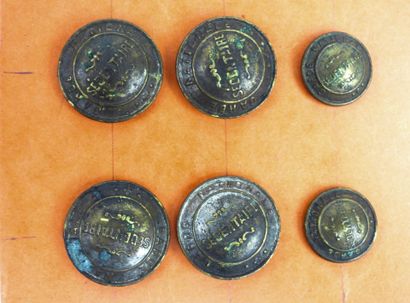 BOUTONS. Ensemble de 63 boutons la plupart...