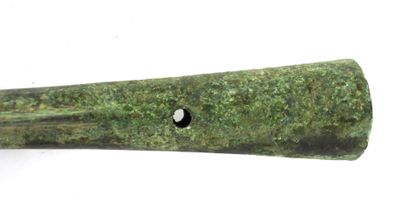 ARCHÉOLOGIE. Pointe de lance en « flamme...