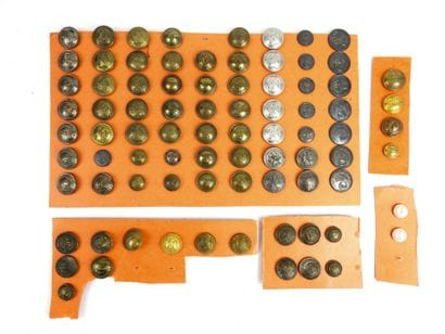 BOUTONS. Ensemble de 63 boutons la plupart...