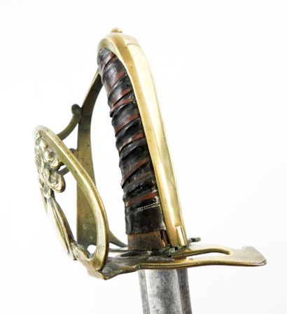 ARMES BLANCHES. Sabre d'officier subalterne...