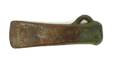 ARCHÉOLOGIE. Hache à douille. France, Age...