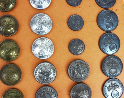 BOUTONS. Ensemble de 63 boutons la plupart...