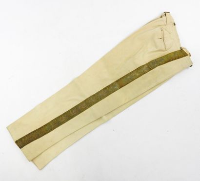 UNIFORMES. SUÈDE. Habit brodé de la cour...