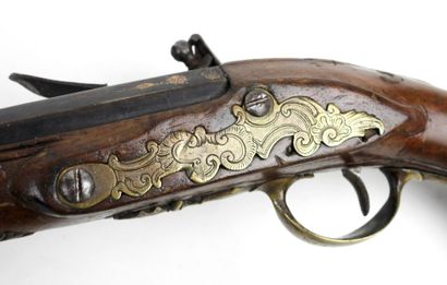 ARMES à FEU. Pistolet à silex à monture en...