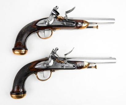 ARMES à FEU. Paire de pistolets à silex d'officier...