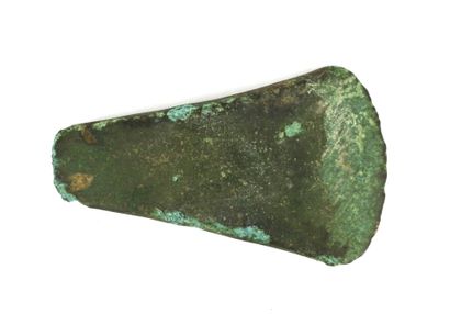 ARCHÉOLOGIE. Hache plate en bronze. France,...