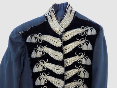 UNIFORMES. SUÈDE. Habit brodé de la cour...