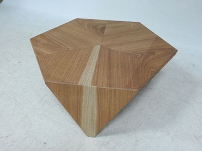 Travail moderne
Table basse de forme origami...