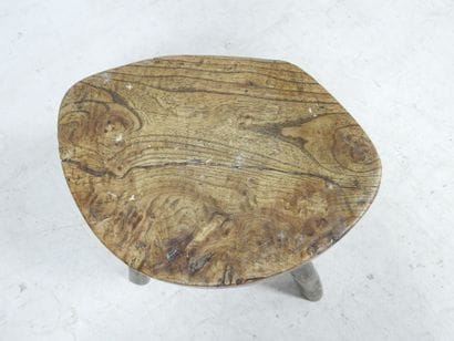 Travail brutaliste
Tabouret monoxyle reposant...