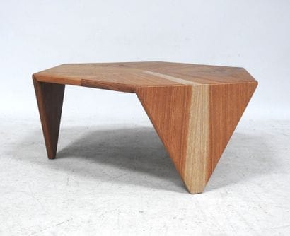 Travail moderne
Table basse de forme origami...