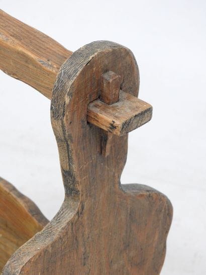 Travail brutaliste
Porte revue en bois naturel...