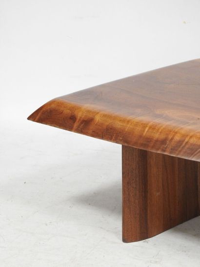 Travail moderne
Table basse de forme libre...