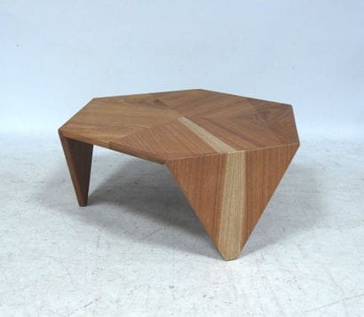 Travail moderne
Table basse de forme origami...