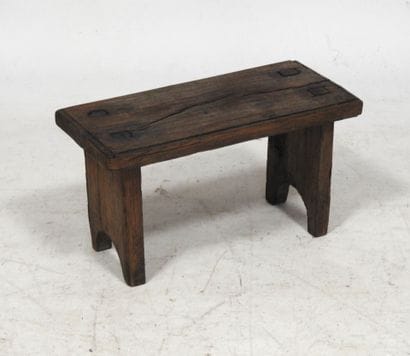 Travail brutaliste
Tabouret en chêne de forme...