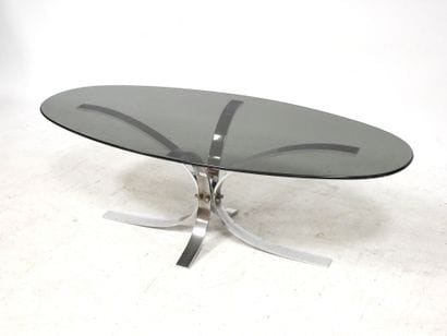 Piece from the 1970s
Oval-shaped coffee table...