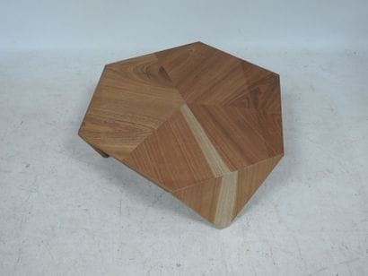 Travail moderne
Table basse de forme origami...