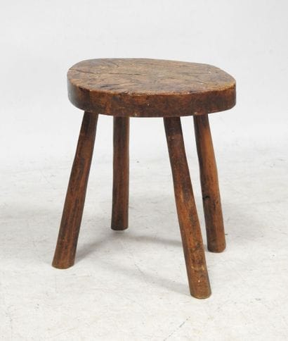 Travail brutaliste
Tabouret monoxyle reposant...