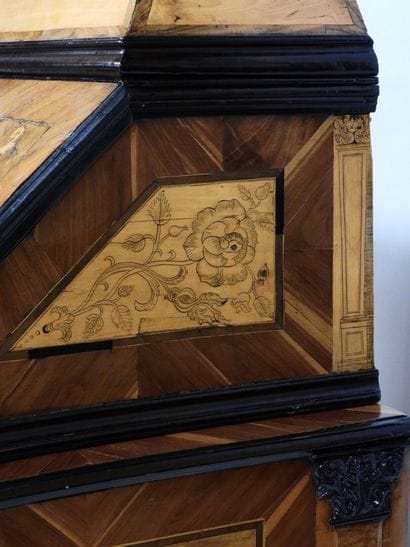 Commode scriban en placage de noyer et prunier,...