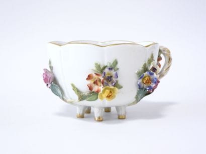 MEISSEN
Tasse et sous-tasse en porcelaine...