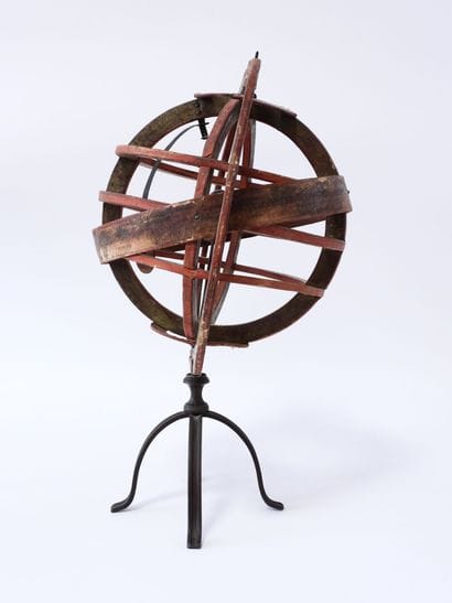 Sphère armillaire en carton sur piétement...