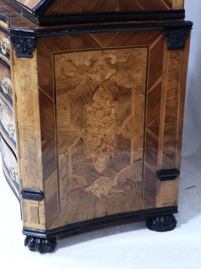 Commode scriban en placage de noyer et prunier,...