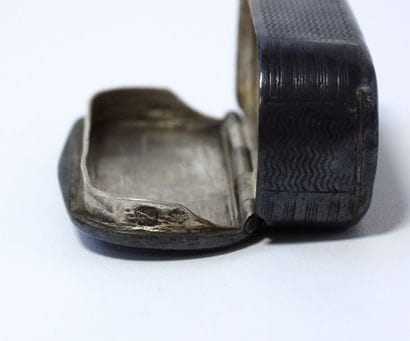 Pilulier de forme ovoïde en argent poinçon...