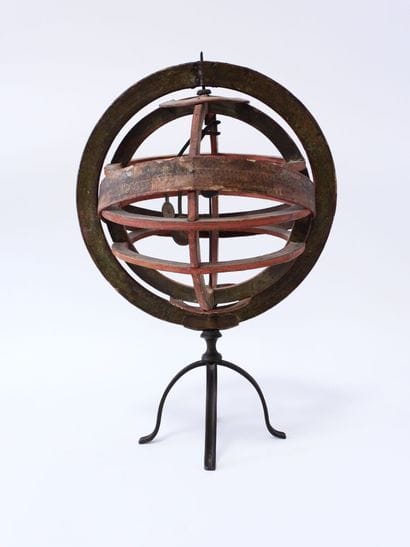 Sphère armillaire en carton sur piétement...