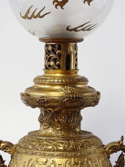 Importante lampe à pétrole de forme balustre...