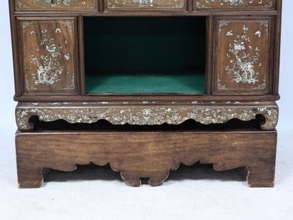 INDOCHINE 
Buffet de forme rectangulaire...