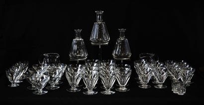 BACCARAT
Partie de service de verres en cristal...
