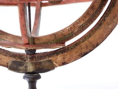 Sphère armillaire en carton sur piétement...