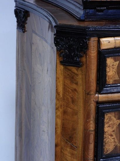 Commode scriban en placage de noyer et prunier,...