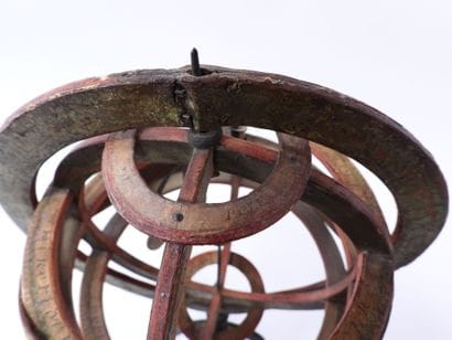 Sphère armillaire en carton sur piétement...