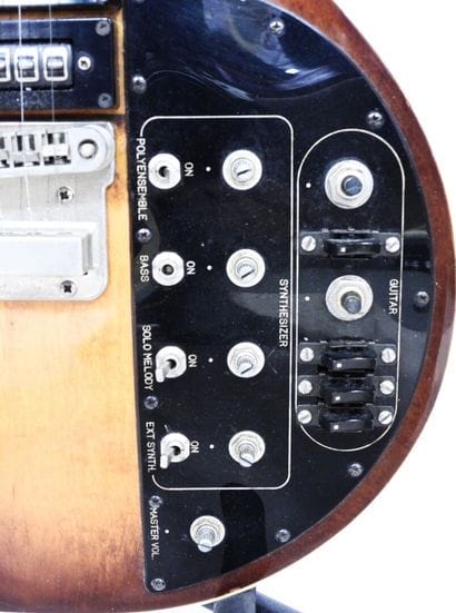 FUJI ROLAND CORPORATION
Guitare électrique...
