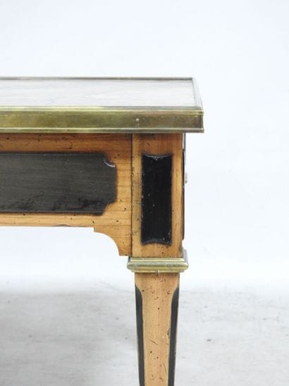 MAILFERT AMOS
Table basse de forme rectangulaire...