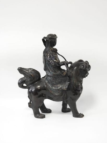 JAPON
Statuette Monju assise sur une chimère...
