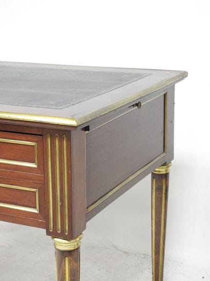 Bureau de style Louis XVI en acajou et placage...
