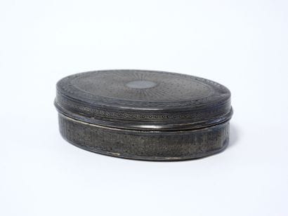 Boite de forme ovoïde en argent poinçon minerve...