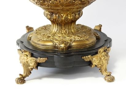 Importante lampe à pétrole de forme balustre...