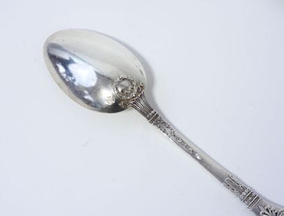 Suite de 11 cuillères à dessert en argent...