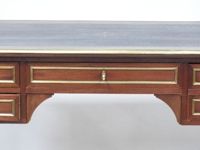 Bureau de style Louis XVI en acajou et placage...