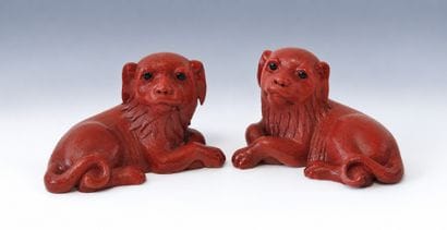 CHINE
Paire de lions couchés en porcelaine...