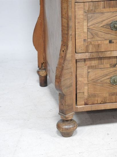 Commode de type Mazarine en bois naturel...