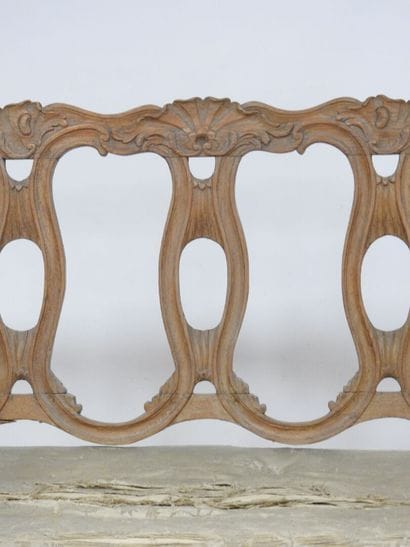 Banquette en bois naturel mouluré et sculpté,...