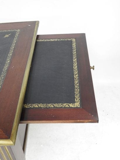 Bureau de style Louis XVI en acajou et placage...